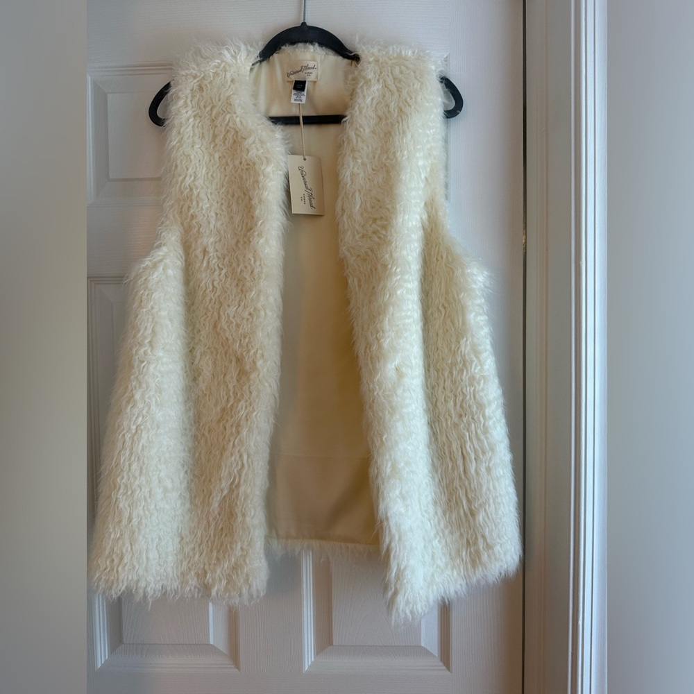 Universal Thread Cream Fuzzy Vest - Picture 6 of 9
